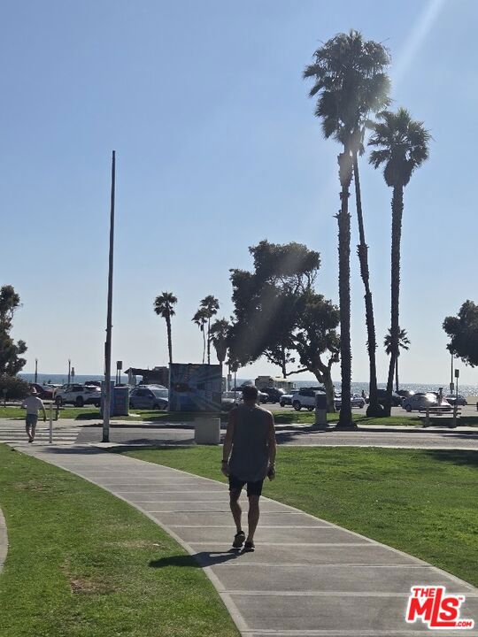 428 Hill Street, Santa Monica CA: https://media.crmls.org/mediaz/f310aaba-9410-4e0a-92fe-77cf0822248e.jpg