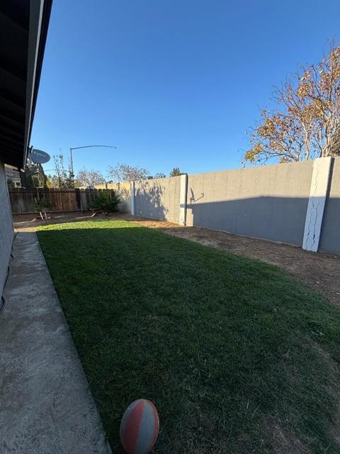 418 Calaveras Way, Greenfield CA: https://media.crmls.org/mediaz/f311cb6b-9c0e-4c2d-88cb-3593f825958b.jpg