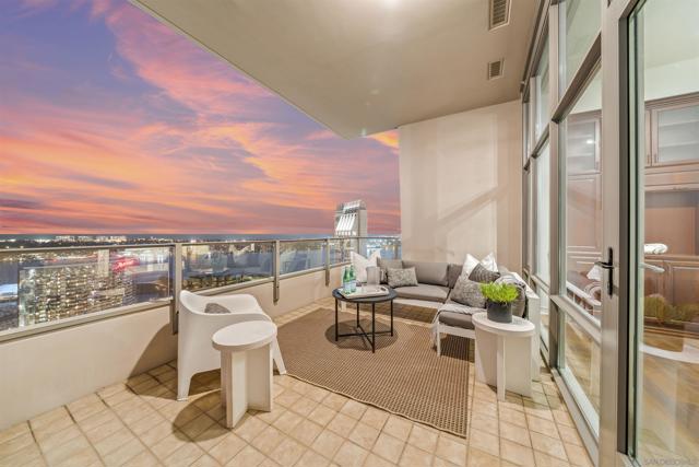 550 Front St, San Diego CA: https://media.crmls.org/mediaz/f3121d3a-afe4-4a40-a56a-b979db2e06d4.jpg