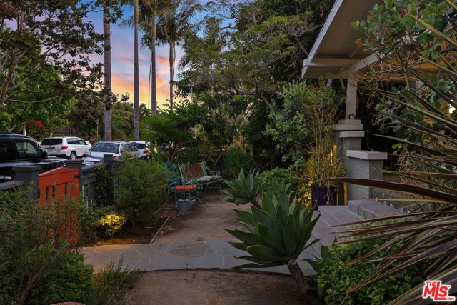 813 Crestmoore Place, Venice CA: https://media.crmls.org/mediaz/f312e5e2-8b52-48e4-a3c1-2b4c7b41b399.jpg