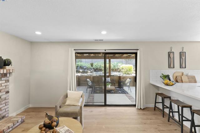 721 Woodmeadow Pl, Oakley CA: https://media.crmls.org/mediaz/f31351be-d5a7-4db6-a885-0815f6148712.jpg