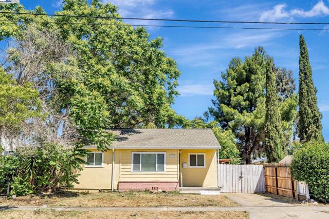 2056 Elm St, Livermore CA: https://media.crmls.org/mediaz/f3141468-1ca9-4088-8b70-9d67043cfff6.jpg