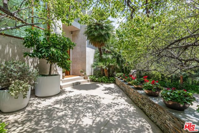 1188 Brooklawn Drive, Los Angeles CA: https://media.crmls.org/mediaz/f315ab33-5aab-4697-a565-1f9c472e9384.jpg