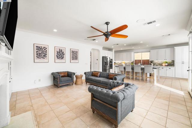 3638 Otter Brook Loop, Discovery Bay CA: https://media.crmls.org/mediaz/f3162fc1-ef4c-4bf8-86af-a6cc8b1774cd.jpg