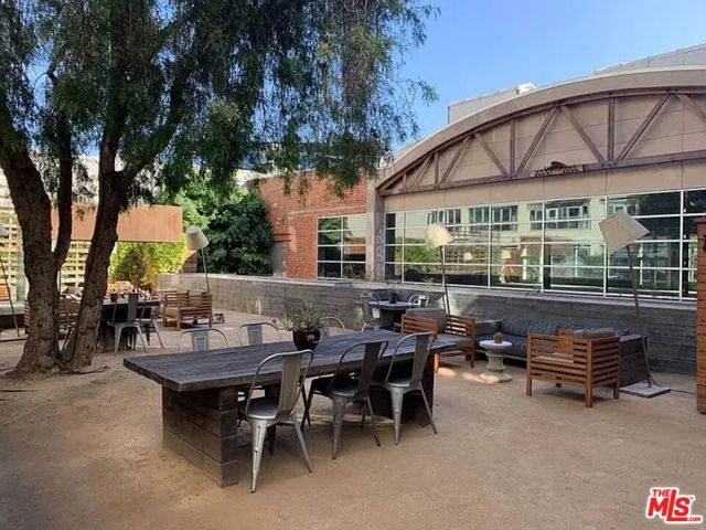 530 S Hewitt Street, Los Angeles CA: https://media.crmls.org/mediaz/f3163d26-8d29-4214-b9dd-44c47cd12351.jpg