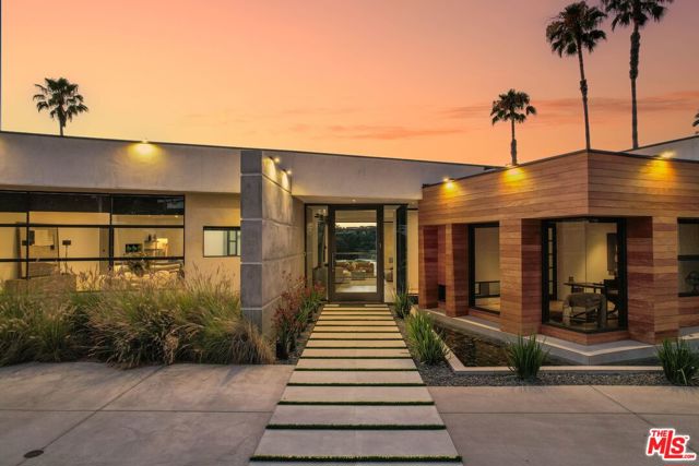 455 Castle Place, Beverly Hills CA: https://media.crmls.org/mediaz/f31746d6-26f1-4f89-bd54-db4b88cd389c.jpg
