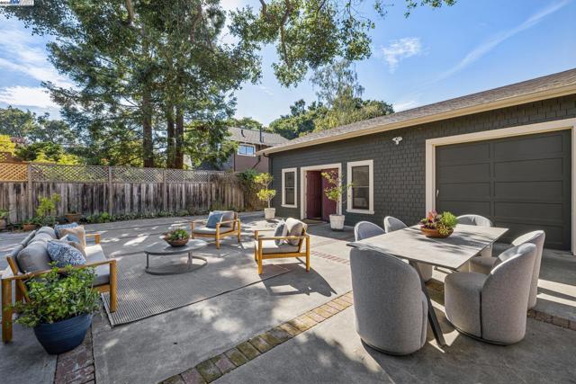 1335 Grove St, Alameda CA: https://media.crmls.org/mediaz/f3174842-ca6a-4cd7-852c-e764ac3354c5.jpg
