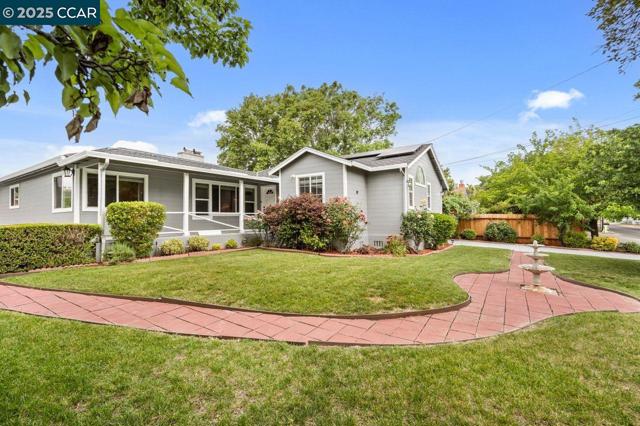 2401 Casa Way, Walnut Creek CA: https://media.crmls.org/mediaz/f317b70b-bafc-42b2-b597-4810cd71f204.jpg
