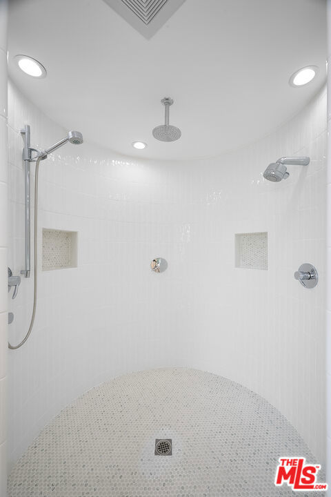 5106 Pacific Avenue, Marina del Rey CA: https://media.crmls.org/mediaz/f3180ee2-4a7c-4210-b65d-8fd98df47420.jpg