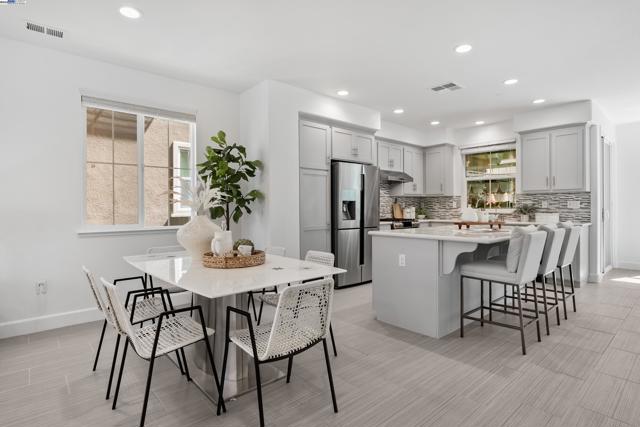 38930 Lemongrass Way, Newark CA: https://media.crmls.org/mediaz/f318f090-df76-4a6b-9f63-f7ffca16250e.jpg