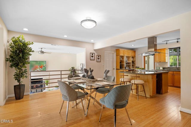 4917 Angeles Crest Highway, La Canada Flintridge CA: https://media.crmls.org/mediaz/f31a98a3-d1df-4a9a-9150-c432b59bee09.jpg
