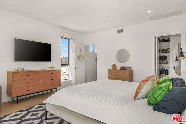 3724 1/2 Vinton Avenue, Los Angeles CA: https://media.crmls.org/mediaz/f31ad849-0922-4c76-8331-61791ead96ee.jpg