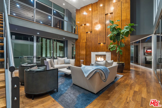 2207 Bowmont Drive, Beverly Hills CA: https://media.crmls.org/mediaz/f31d5f84-84f7-448a-9ad5-babc7d5904e8.jpg