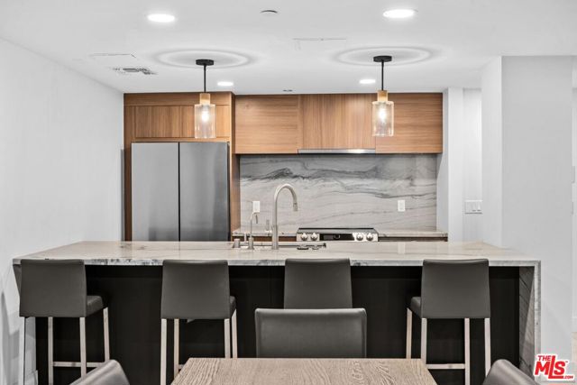 200 N Swall Drive, Beverly Hills CA: https://media.crmls.org/mediaz/f31e366b-d87c-4b0a-9158-65bc892507f6.jpg