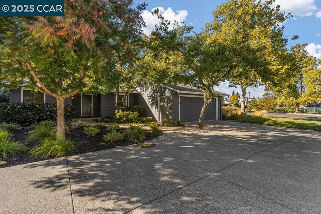1716 Saint Andrews Drive, Moraga CA: https://media.crmls.org/mediaz/f31f4f99-37b0-40b9-a527-34ec6053c31e.jpg