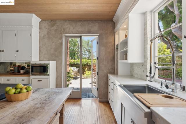 305 The Uplands, Berkeley CA: https://media.crmls.org/mediaz/f3200cea-5a63-40f1-914e-3e859f633377.jpg