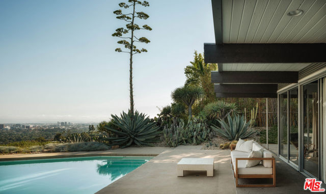 1705 Summitridge Drive, Beverly Hills CA: https://media.crmls.org/mediaz/f320d38f-0aad-4a52-ba43-f8461239d738.jpg