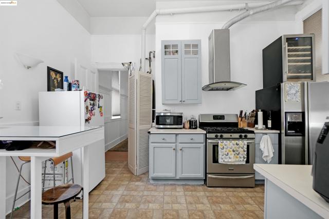 2654 Bush St, San Francisco CA: https://media.crmls.org/mediaz/f32247fb-2ff8-4024-bf02-456e9aead373.jpg