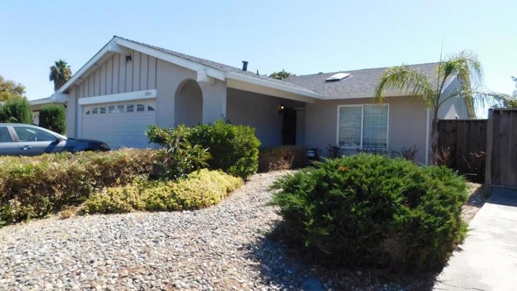 1886 Pine Hollow Circle
