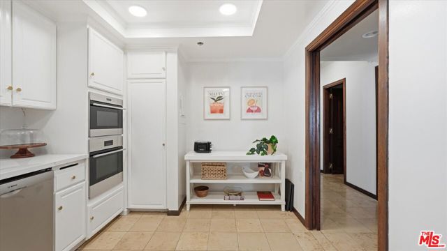 9249 Burton Way, Beverly Hills CA: https://media.crmls.org/mediaz/f323c387-f0fb-468a-be97-28249cb191c2.jpg