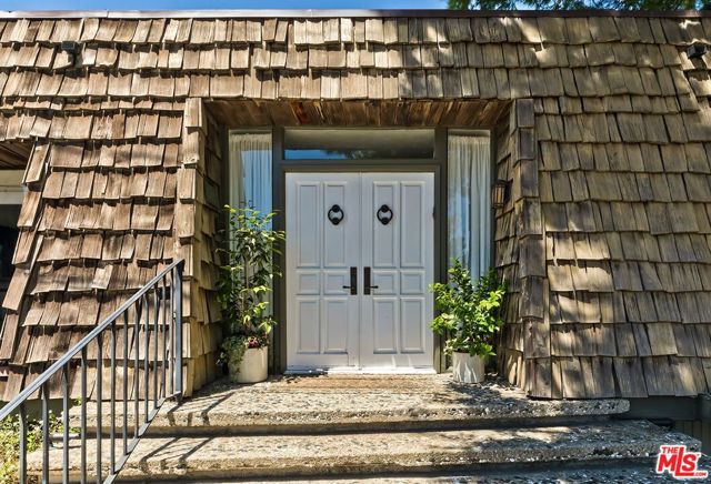 13490 Firth Drive, Beverly Hills CA: https://media.crmls.org/mediaz/f323f97c-dfc0-4261-be43-f291b4bd725a.jpg