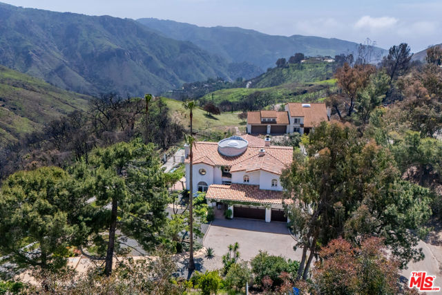 23407 W Copacabana Street, Malibu CA: https://media.crmls.org/mediaz/f3245965-031c-4963-9fed-9fab263fa14c.jpg