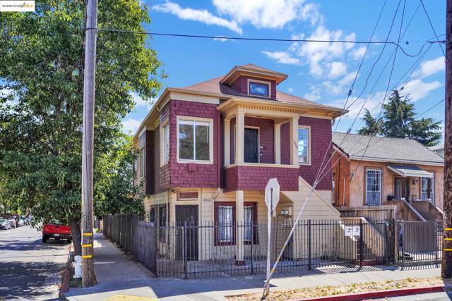 2542 Filbert St, Oakland CA: https://media.crmls.org/mediaz/f325afb8-0264-4681-acfe-e5289ac75bab.jpg