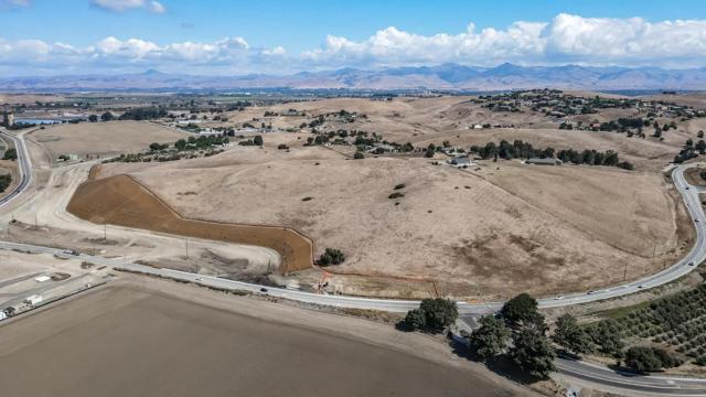 0 Union Road, Hollister CA: https://media.crmls.org/mediaz/f325e199-931d-4bbc-ab69-6deee29a3d60.jpg