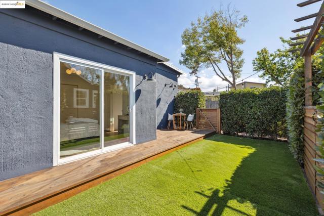 1642 10Th St, Berkeley CA: https://media.crmls.org/mediaz/f327a1bf-0512-4f6e-a2bd-132c181ca135.jpg