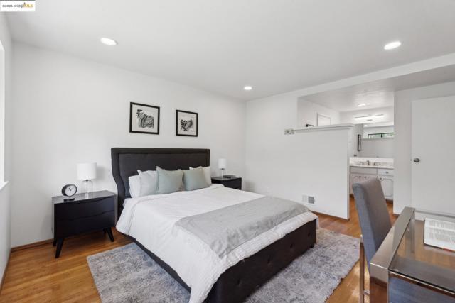 13185 Clairepointe Way, Oakland CA: https://media.crmls.org/mediaz/f327af6e-2a4c-4a84-80ef-78f204b57dbe.jpg