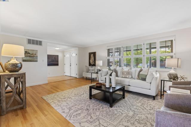 41938 Via San Carlos, Fremont CA: https://media.crmls.org/mediaz/f327be46-97ef-4cee-9627-d2bcfc3b0e71.jpg