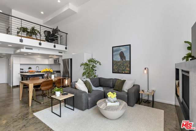 333 S Wilton Place, Los Angeles CA: https://media.crmls.org/mediaz/f327c6f2-27a2-46bb-842b-25dfb97ec193.jpg