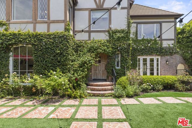 736 S Cloverdale Avenue, Los Angeles CA: https://media.crmls.org/mediaz/f327d494-fb15-4091-b921-985924dc99ca.jpg