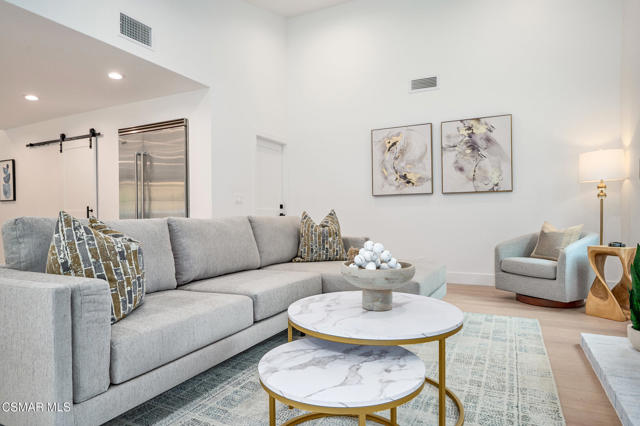 674 Lautrec Court, Thousand Oaks CA: https://media.crmls.org/mediaz/f3285784-a1eb-4a0c-bb4a-e467514b6b68.jpg