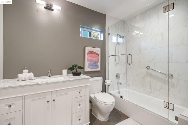 6528 Dover St, Oakland CA: https://media.crmls.org/mediaz/f32945ce-e5f8-447a-897d-65e4f326f239.jpg