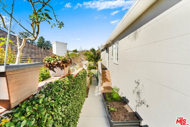 314 S Glenroy Avenue, Los Angeles CA: https://media.crmls.org/mediaz/f32a0817-8867-4106-8fb0-3f41986d70e2.jpg