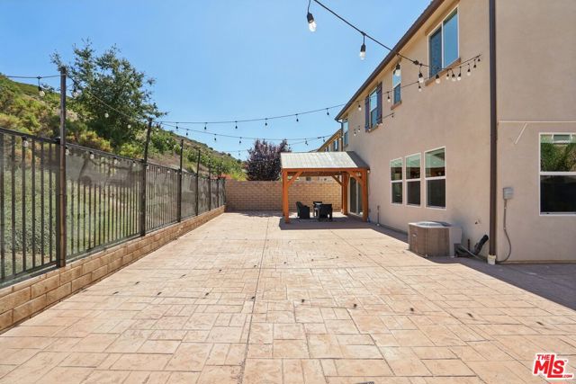 19317 Bension Drive, Santa Clarita CA: https://media.crmls.org/mediaz/f32c9231-2537-4a67-8311-2b7752a32bc2.jpg