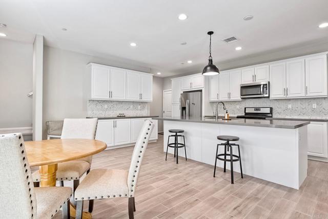Detail Gallery Image 10 of 39 For 678 Gemstone Dr, San Marcos,  CA 92078 - 4 Beds | 3 Baths