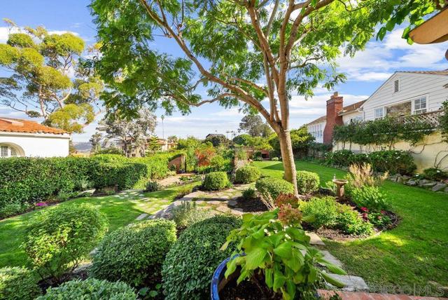 7725 Whitefield Pl, La Jolla CA: https://media.crmls.org/mediaz/f32d849c-3e66-437e-a3fe-1aa8df2c42f4.jpg