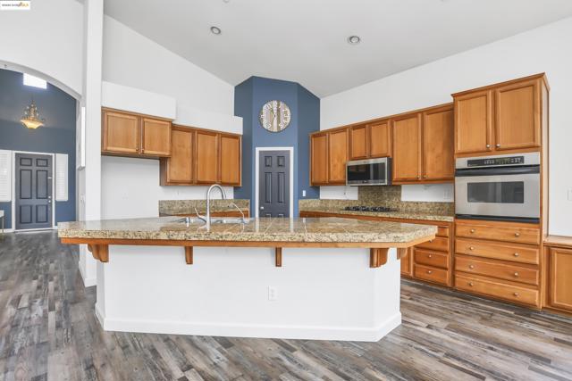 1212 landover, Brentwood CA: https://media.crmls.org/mediaz/f32decc3-35ca-43e5-818d-062c2713ae7c.jpg