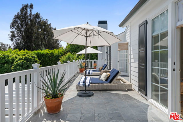 28870 Hampton Place, Malibu CA: https://media.crmls.org/mediaz/f32ed92f-1082-48a4-adf2-c9f866f8eff3.jpg