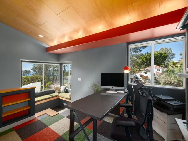 327 Pine Needles Dr, Del Mar CA: https://media.crmls.org/mediaz/f32f5d06-9b7e-43b0-a4d8-15f2eb4a2562.jpg