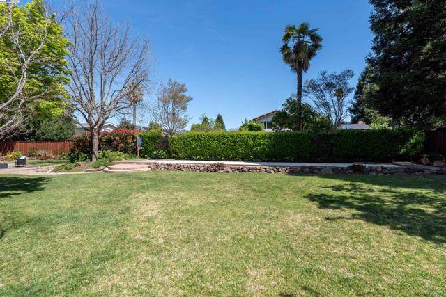 310 Trestle Glen Ct, Walnut Creek CA: https://media.crmls.org/mediaz/f32fc56b-8302-4734-bdb8-d896209a3bae.jpg