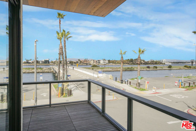 6209 Pacific Avenue, Playa del Rey CA: https://media.crmls.org/mediaz/f3300460-43fb-4983-b722-1d03991b44c2.jpg