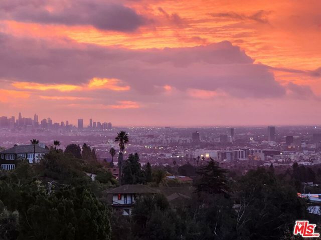 1380 Summitridge Place, Beverly Hills CA: https://media.crmls.org/mediaz/f330eb9e-ed8e-46c1-aa7f-1b9facdbfb3d.jpg