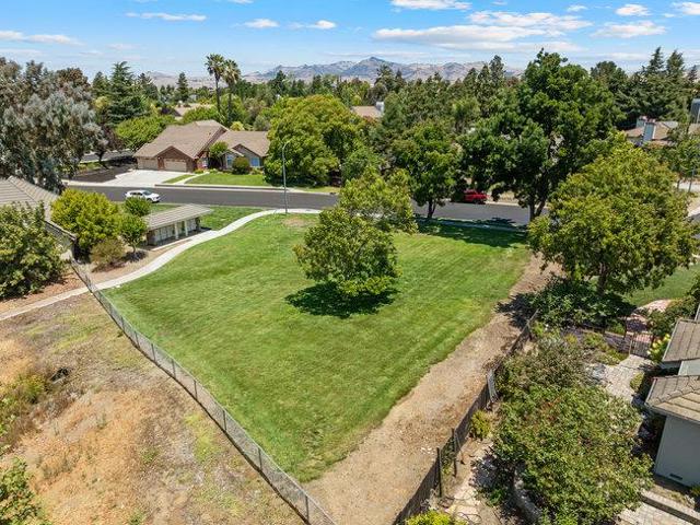 120 Tierra Del Sol, Hollister CA: https://media.crmls.org/mediaz/f3323d1c-2287-4dbf-8d05-0e1f1897d7d4.jpg