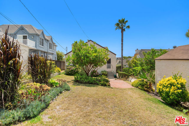 1119 Maple Street, Santa Monica CA: https://media.crmls.org/mediaz/f3326b95-0885-4e36-b9a9-5dc8f9889e0b.jpg