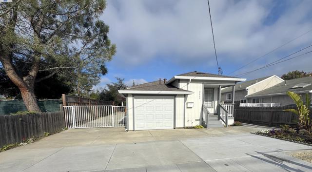 2940 Somerset Ave, Castro Valley CA: https://media.crmls.org/mediaz/f3338b7a-8b17-4d8a-afdc-b30695a0b335.jpg