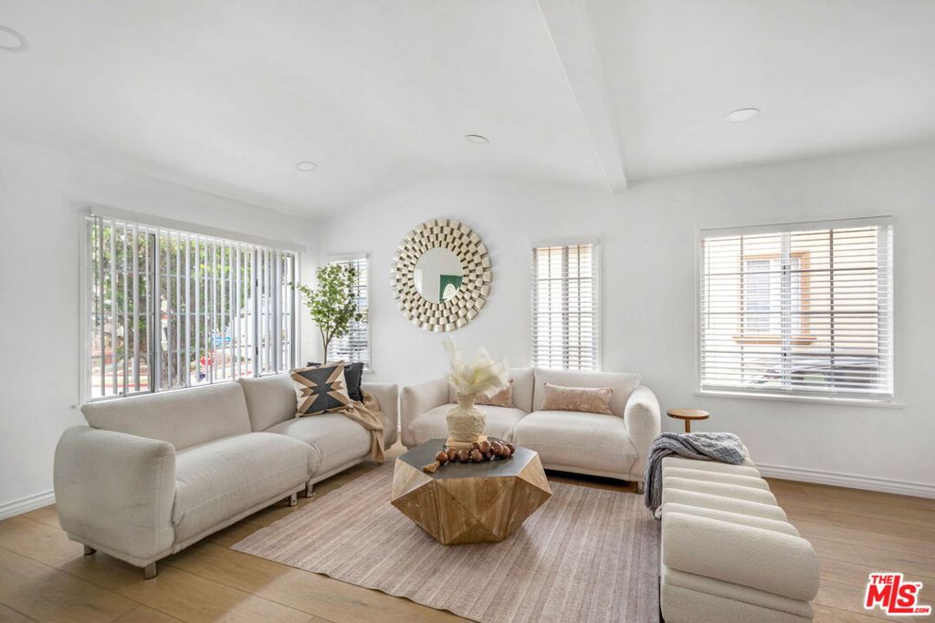 4137 W 58th Place