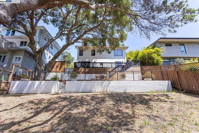 689 Santa Ray Ave, Oakland CA: https://media.crmls.org/mediaz/f334435e-6d0a-419a-8360-0eab340c0cb2.jpg